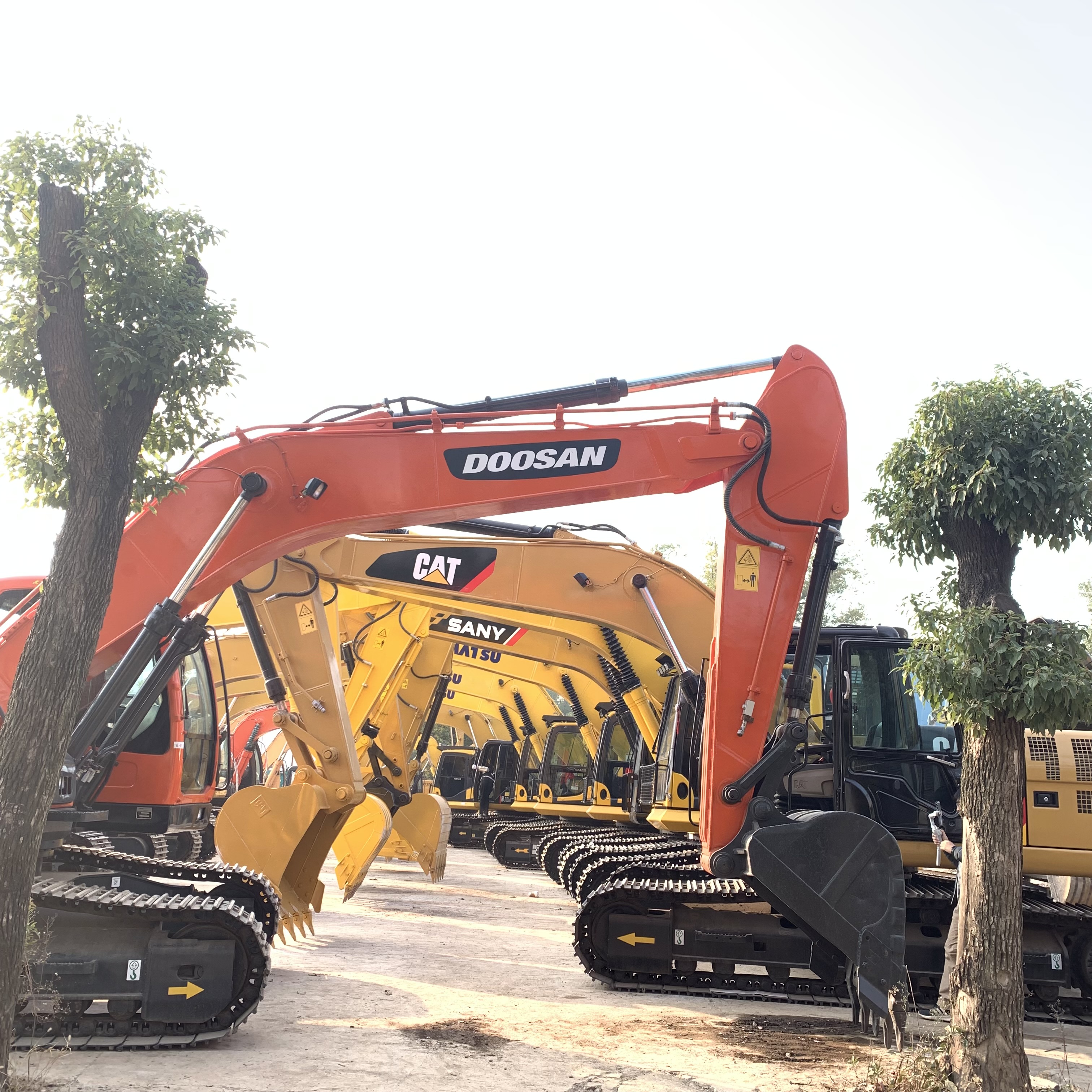 Doosan DX225LC-9C and DX380 DH220 Secondhand Crawler Excavators in Good Condition
