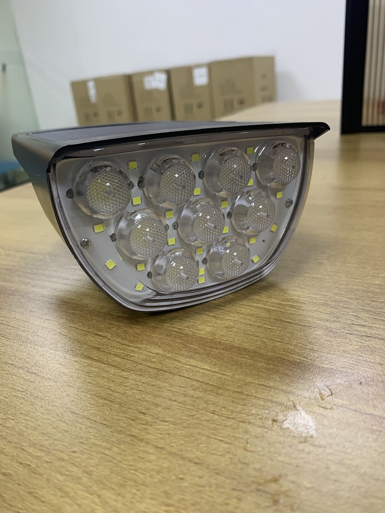 IP67 7000K LED Solar Landscape Spotlights
