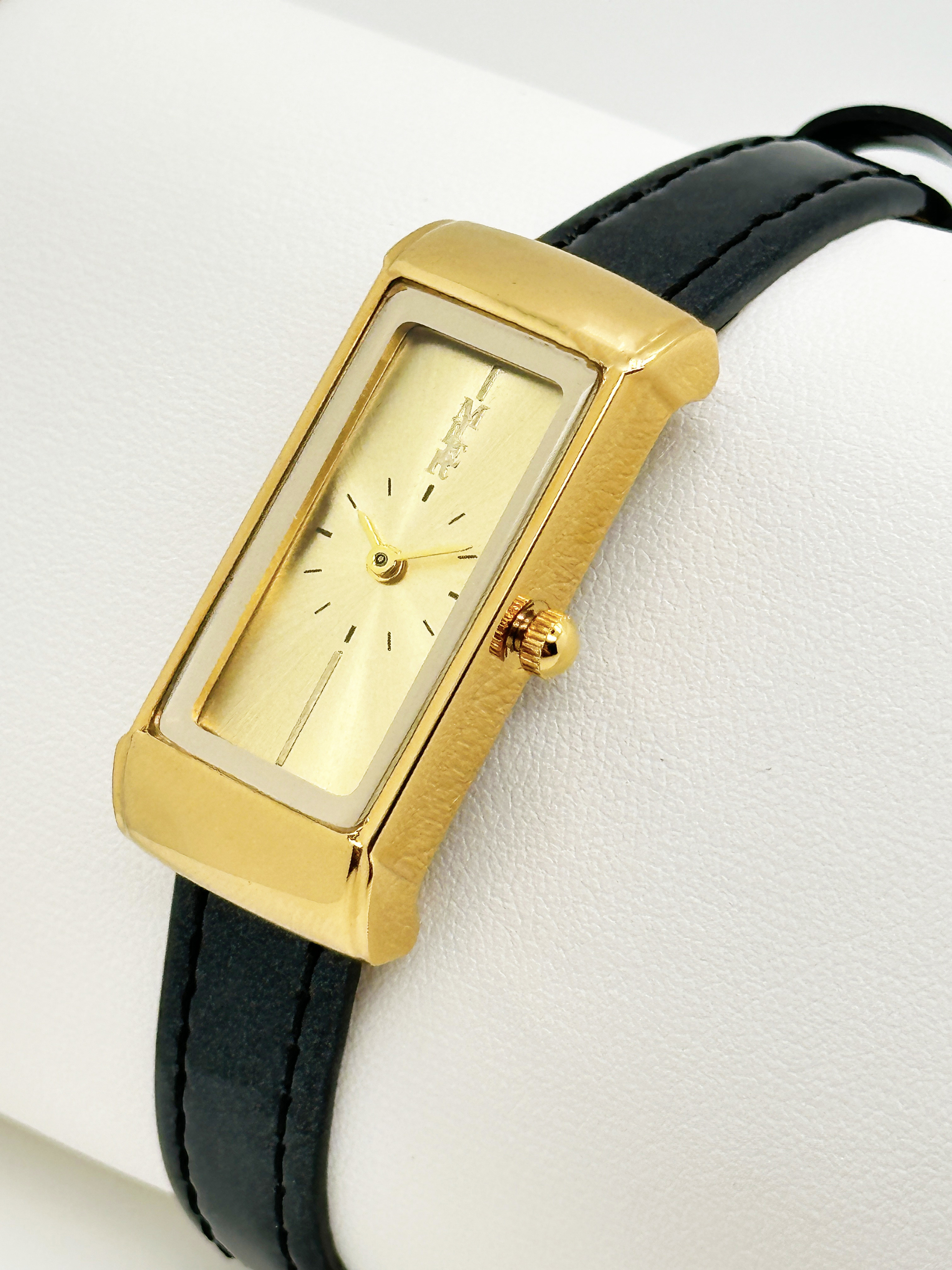 Womens Chic Quartz Watch 30mm Golden Dial Stainless Steel Case Quartz Watch