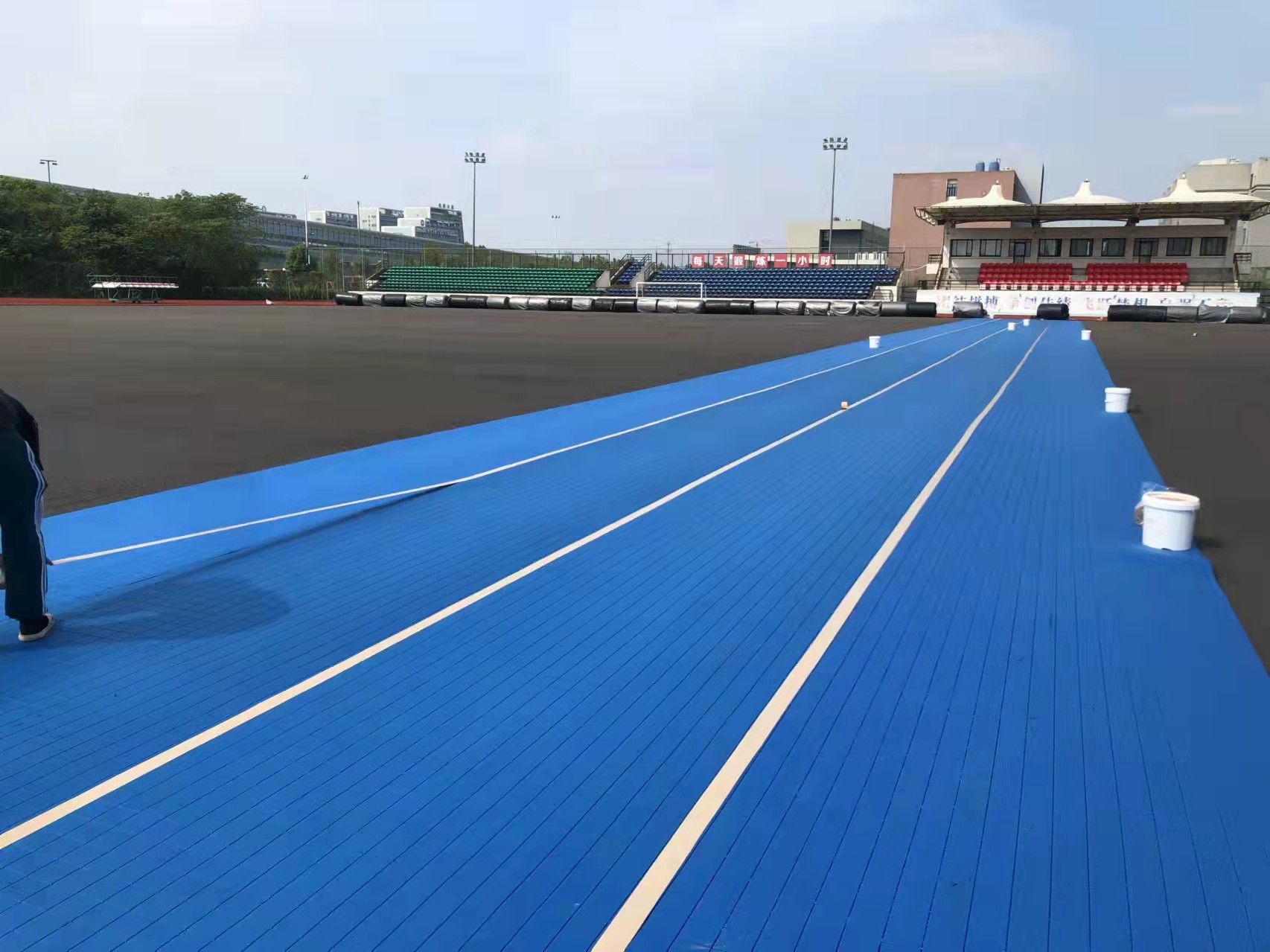 Non Toxic Shock Absorbing Floor Tiles , Rubber Foaming Shock Pads For Artificial Turf