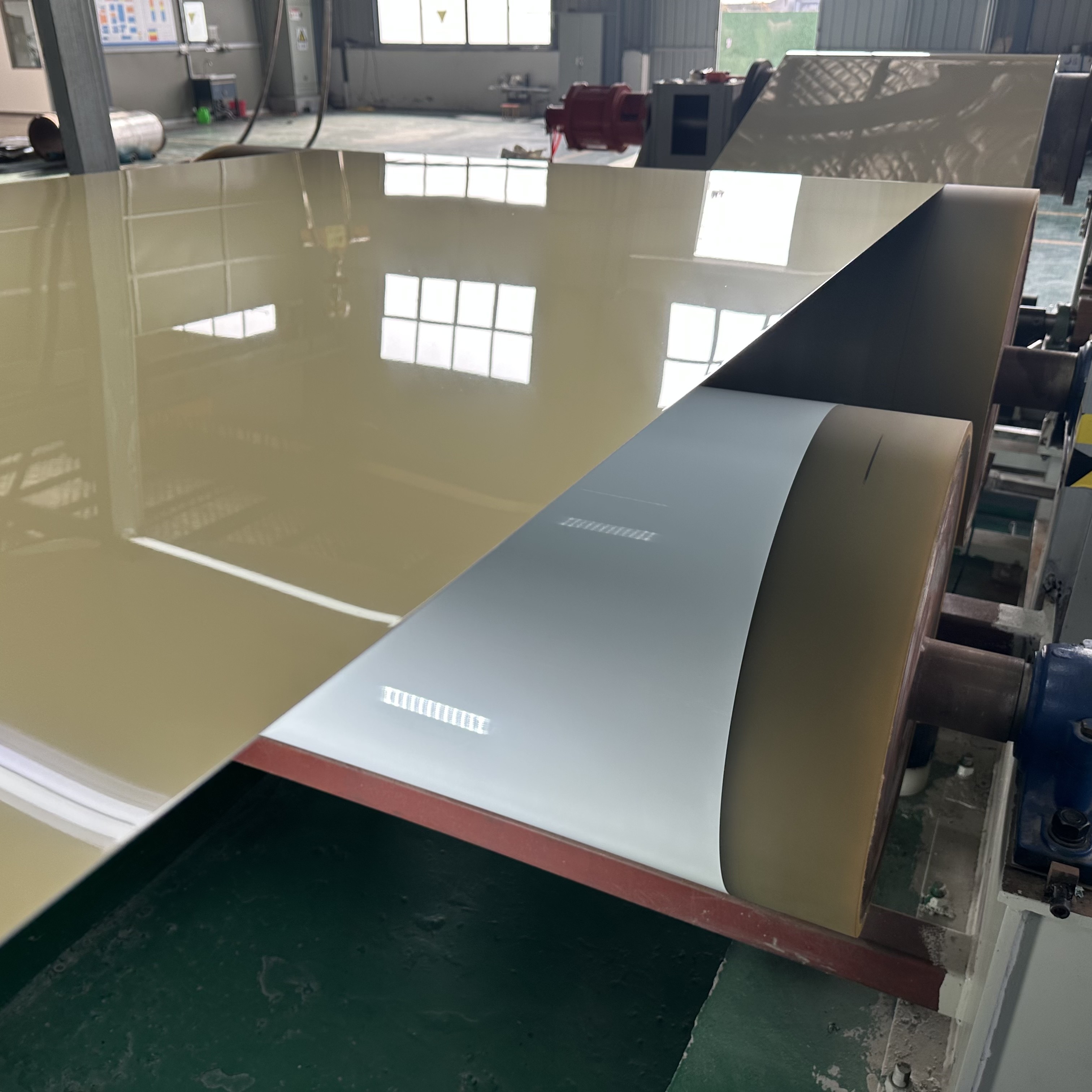Colored aluminum coil and sheets for wine caps and cans material