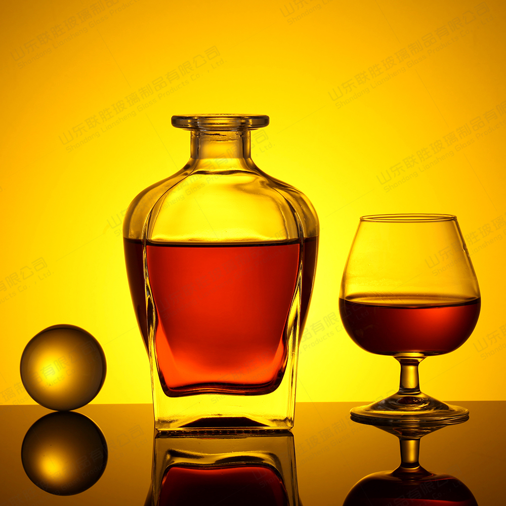 Square Whiskey Glass Bottle Empty Liquor Bottles Bottle Color Customied 700ml Vodka with Cap