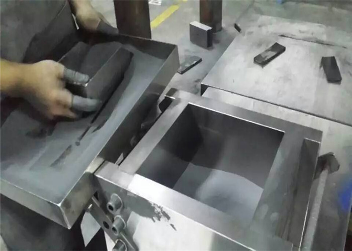 Tungsten carbide plate mould with high strength and high wear resistance