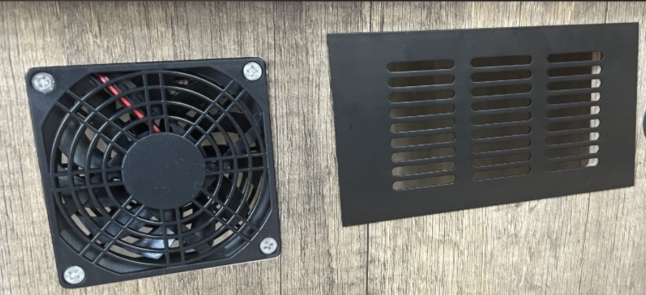 Compact Reptile Feeding Box Moisture Proof With Ventilation Fan And Window
