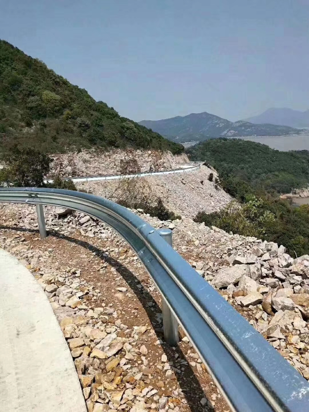 Custom Color Steel Highway Corrugated Beam Curved Guardrail with Q235 Q345 Material