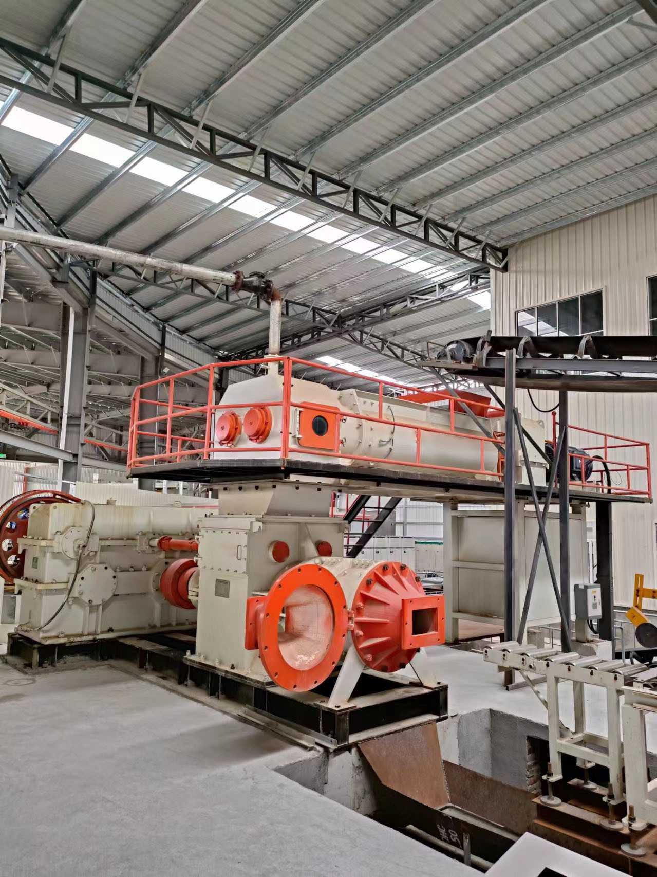 Red Clay Bricks Produced By Double Stage Vacuum Extruder Automatic Brick Plant With Customizable Size
