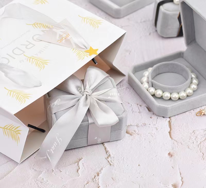 Gray White Velvet Cardboard Gift Packaging Box Display For Jewelry Ring Necklace