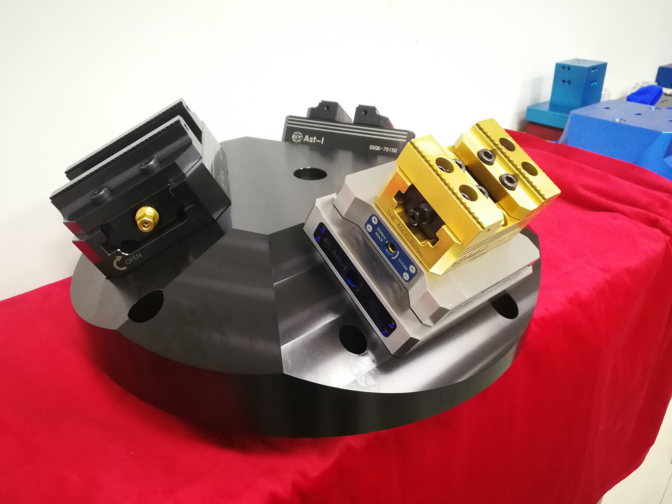 0.02mm 5 Axis Vise 60Nm Maual Self Centering Machine Vice 75100