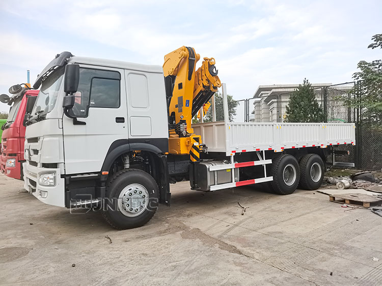 All Rotation Howo Folding Arm Crane 6x4 400hp 10-20T Cargo With Crane