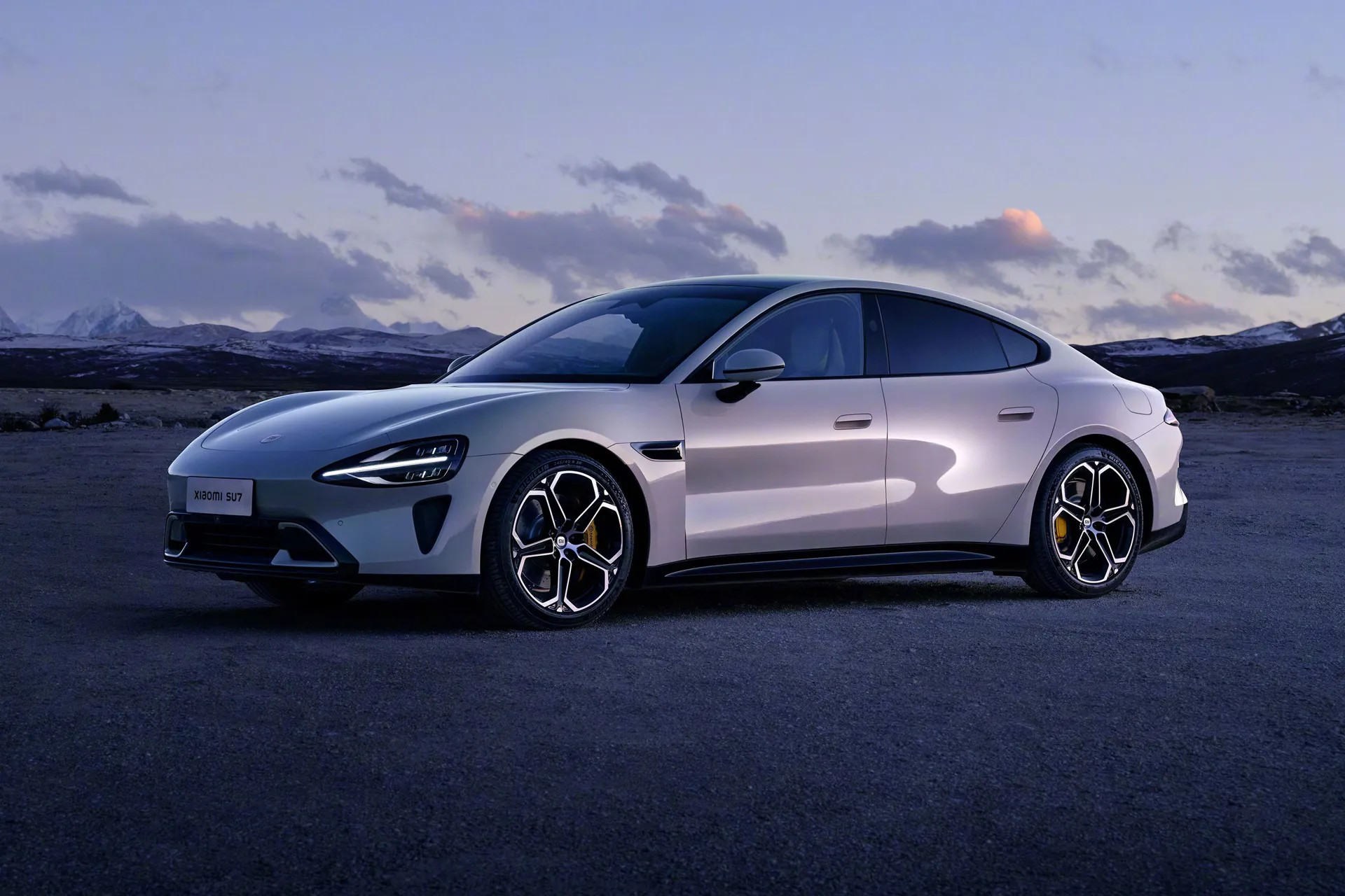 Brand New Xiaomi SU7 Sedan 475kW Or 664bhp Power 165mph New Energy Vehicle