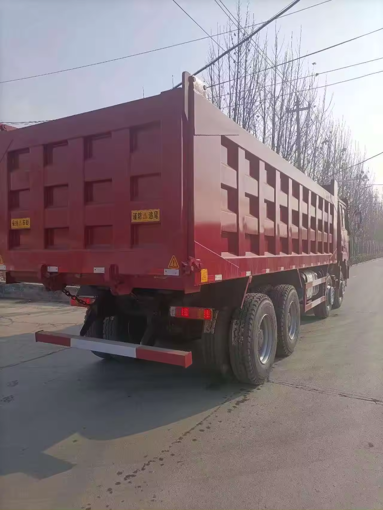 12 Wheels Shacman F3000 8x4 Tipper Truck with Multimedia System and Engine Capacity 8L