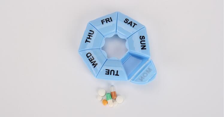 28 compartment column shape plastic pill storage box with pill crush box, Conventional eco-friendly 4 grids plastic trav