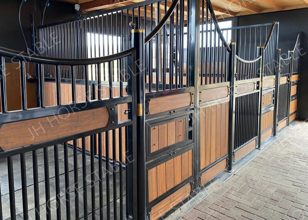 Metal Structure Wooden Water Resistant European Horse Stalls Heavy Duty