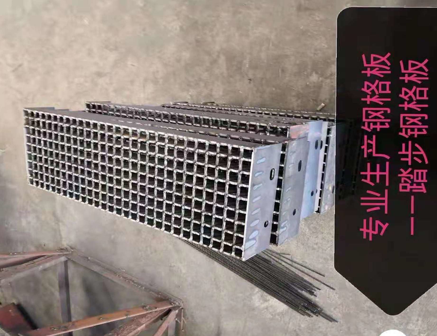 25mm Metal Mesh Grating Plastic Dipping Metal Bar Grating Spray Color Vertical