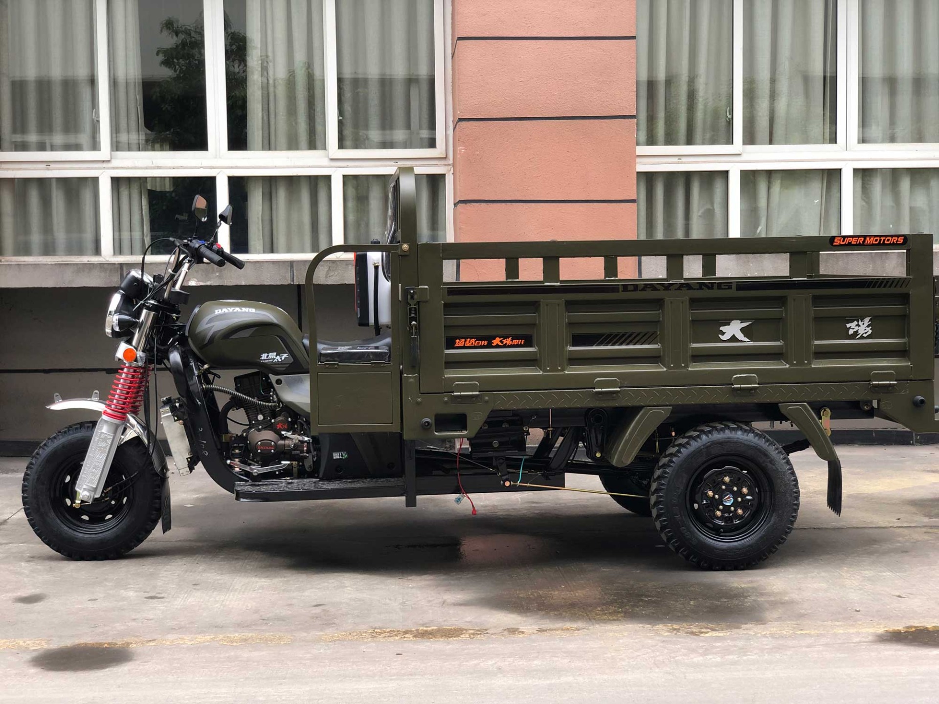 DAYANG Motorized Tricycle Cargo Tricycle Three Wheel Motorcycle with 12V Battery System