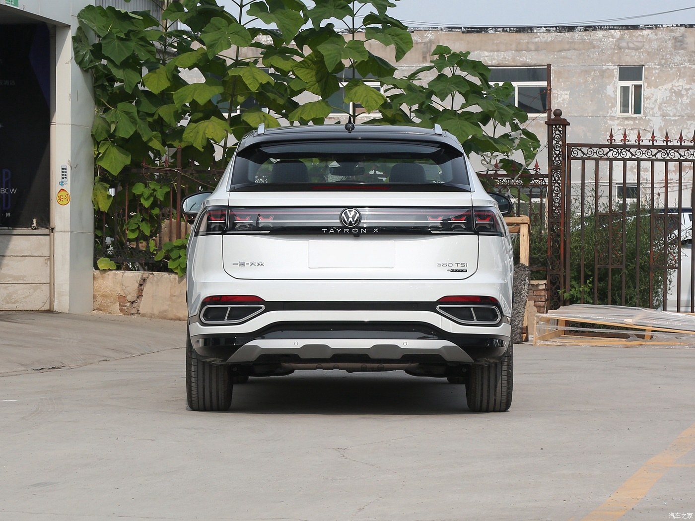 Medium Sized SUV Volkswagens Tayron X 1.4T Luxury Gasoline Commuter Car with Curb Weight 1000kg-2000kg and Wheelbase 2500-3000mm