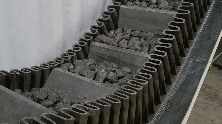 EP250 EP300 Inclined Conveyor Belts for Fertilizer Sand with Reduced Civil Construction Investment