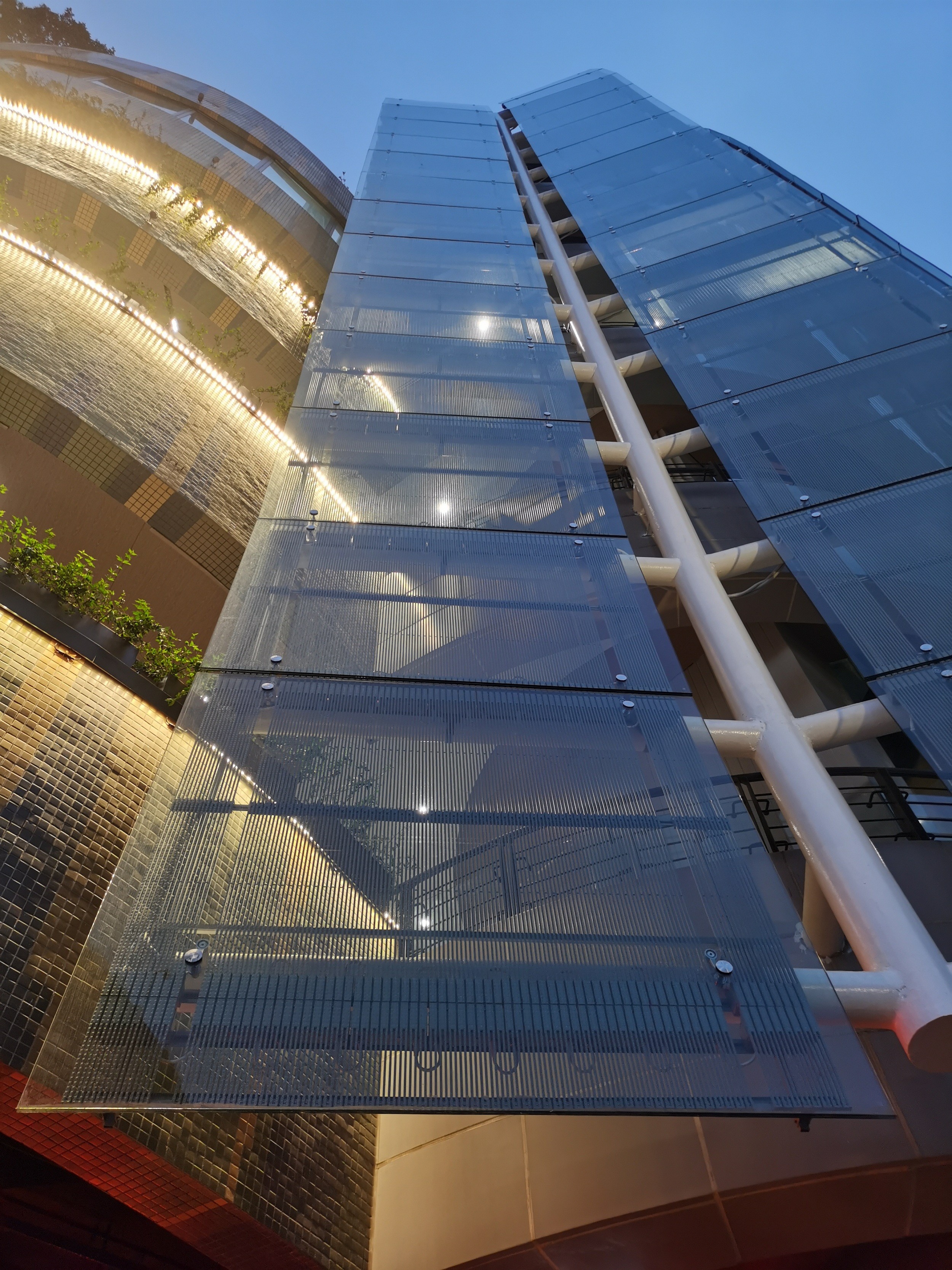 P16 P20 P25 Outdoor Advertising LED Screen DC48V Transparent 7200CD/Sqm
