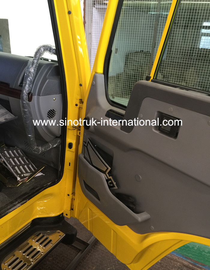 SINOTRUK HOWO Cabin HW76 Truck And Trailer Parts With Single Berth A / C