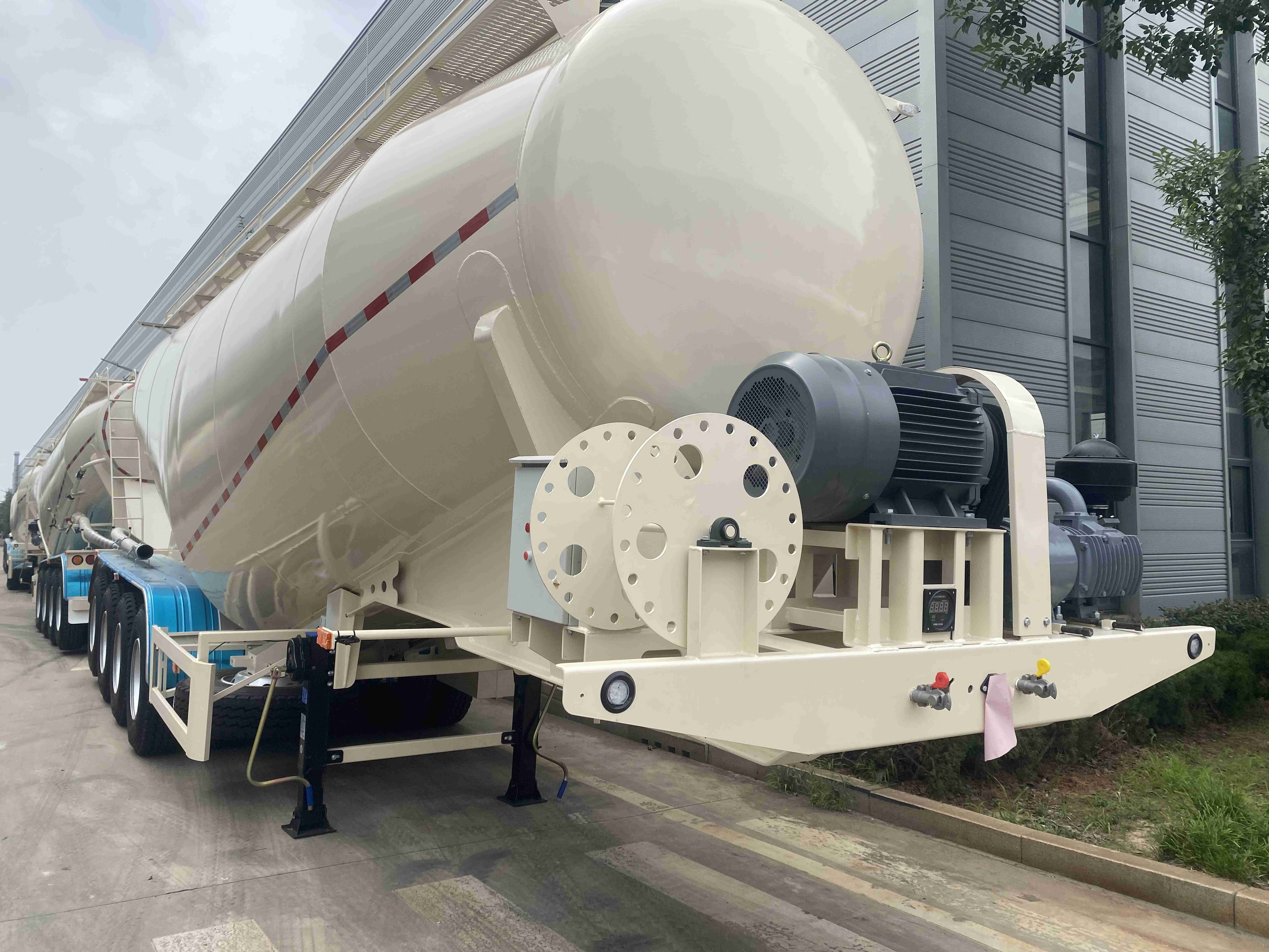 Heavy-Duty Freight Truck in Supplies 4-Axis Bulk Transport Semi-Trailer with Leg Support