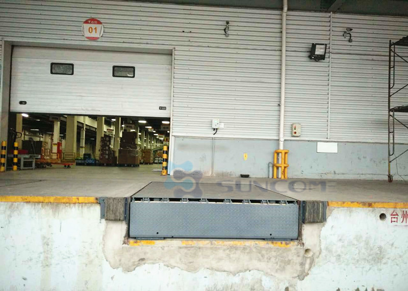 Outside Loading Unloading Area Hydraulic Dock Leveler 50HZ With Push Button