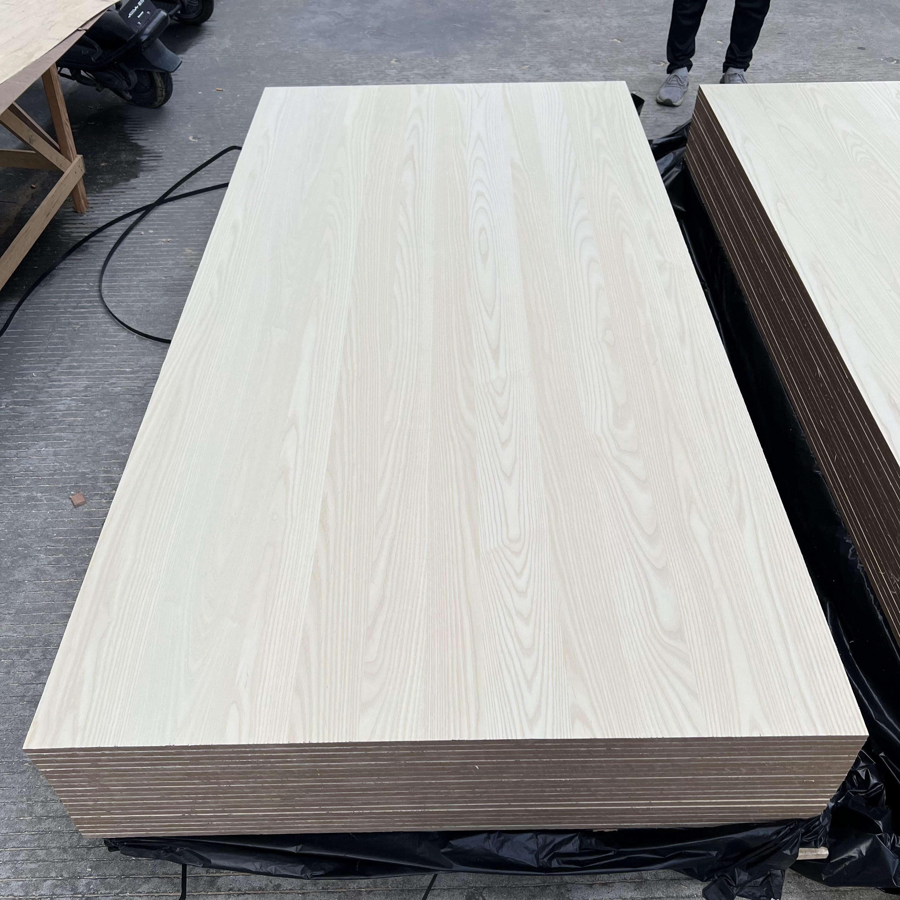 White Natural White Ash Mountain Grain Wood Veneer Grade A/AA，100-195cm*0.45mm