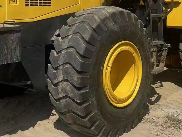 Komatsu WA380-3 Loader Tyre