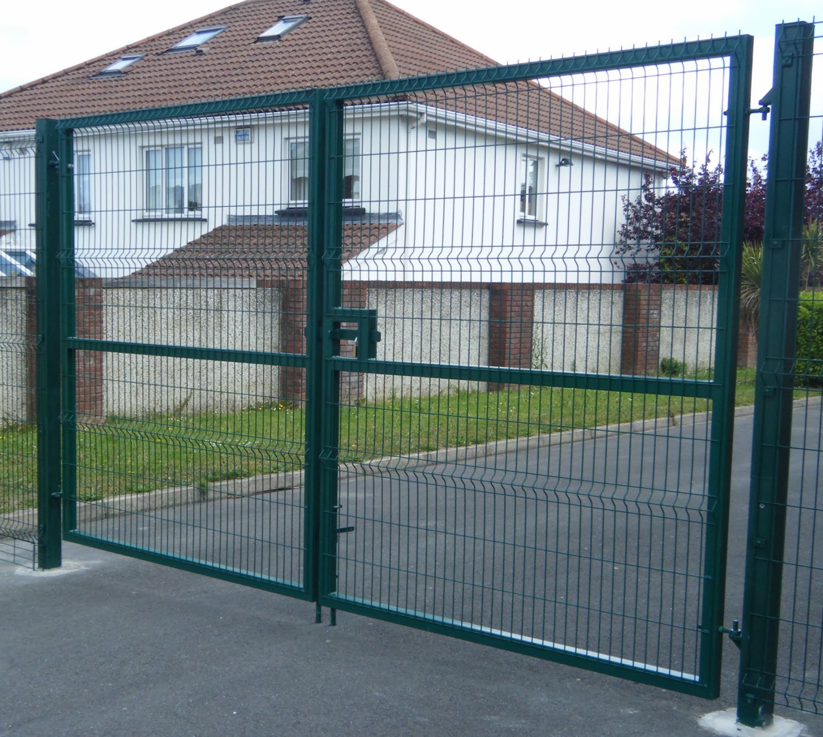 Galvanized 3D 1.83x2.43m Welded Wire Mesh Fencing For Sports Field