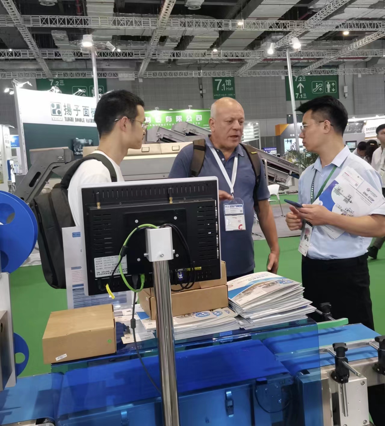 Automatic Magnetic Pump Liquid Filling Machine for Beer Juice Water Oil 1800mm 220V