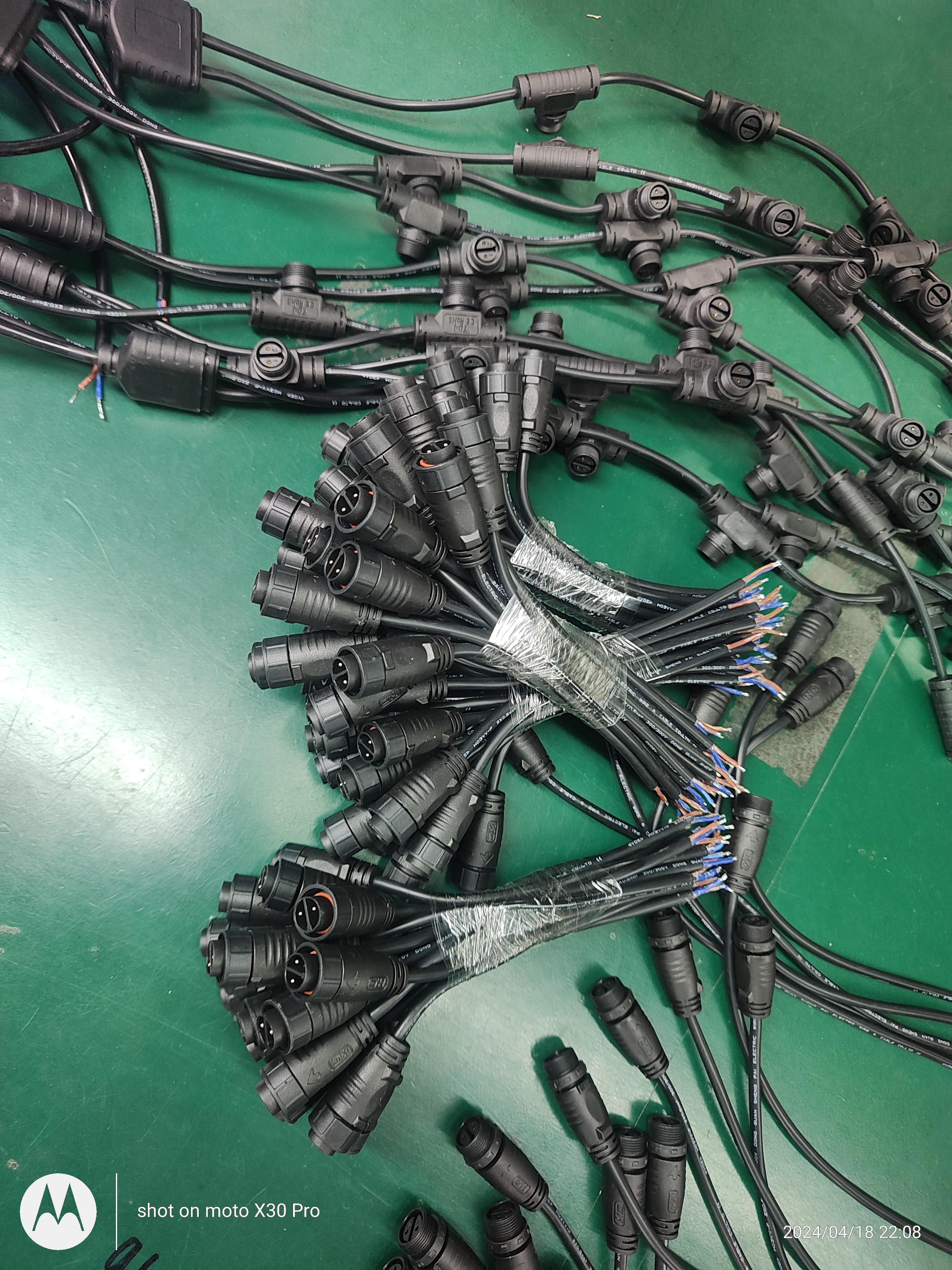 P12 Self-Locking One Out Of Two Y-Type Waterproof LED Connector Outdoor Lighting