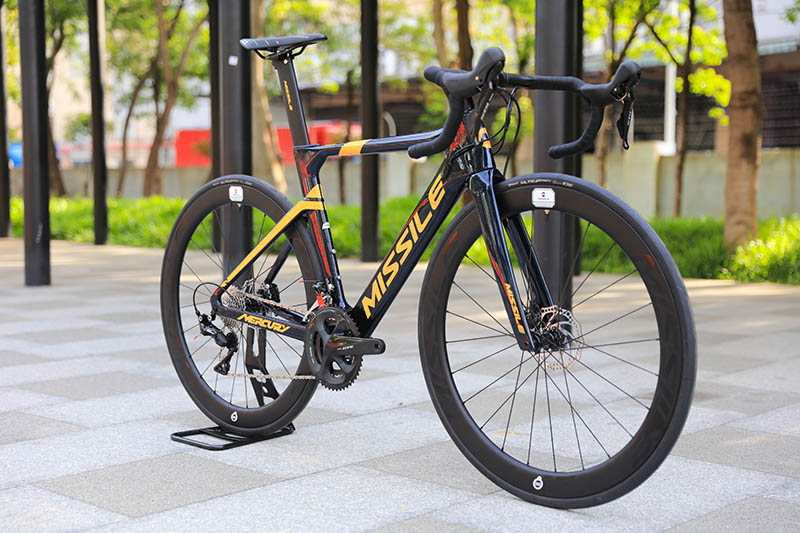 Newly Designed 700C*25 22 Speed Carbon Frame Bend Handlebar Road Bike With Fork Suspension
