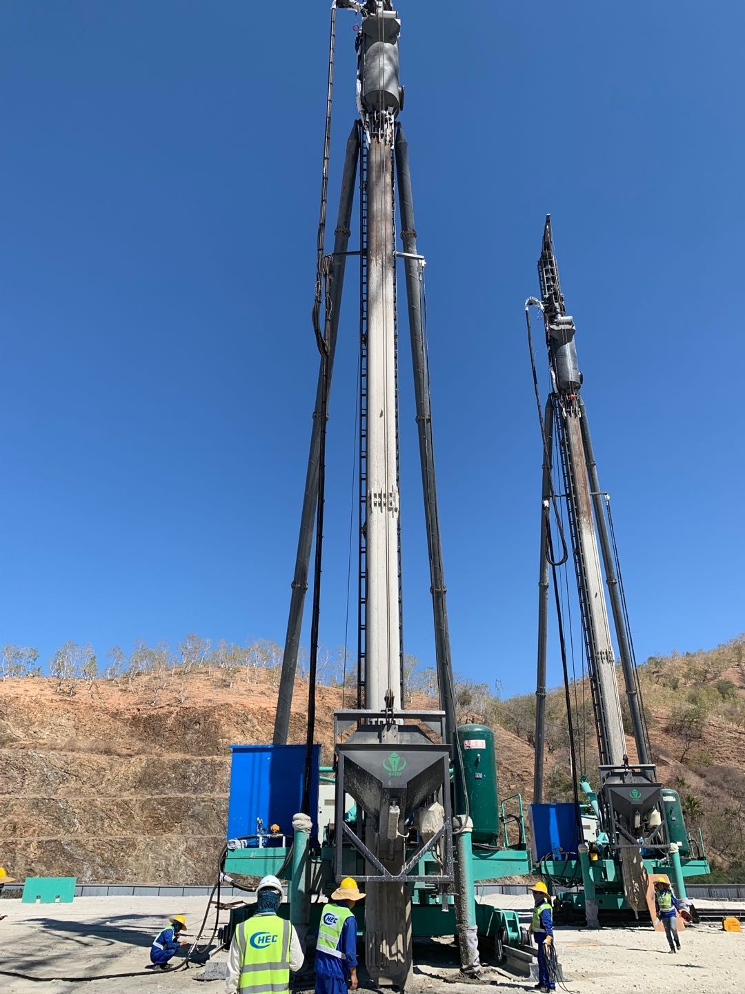 Bottom Feed Vibroflot Equipment Walking Pile Frame Type For Silt Clay Soft Soil Improvement