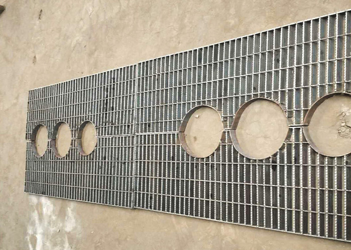 ISO9001 Rust Proof Catwalk Steel Grating 8*8mm Metal Grate For Driveway