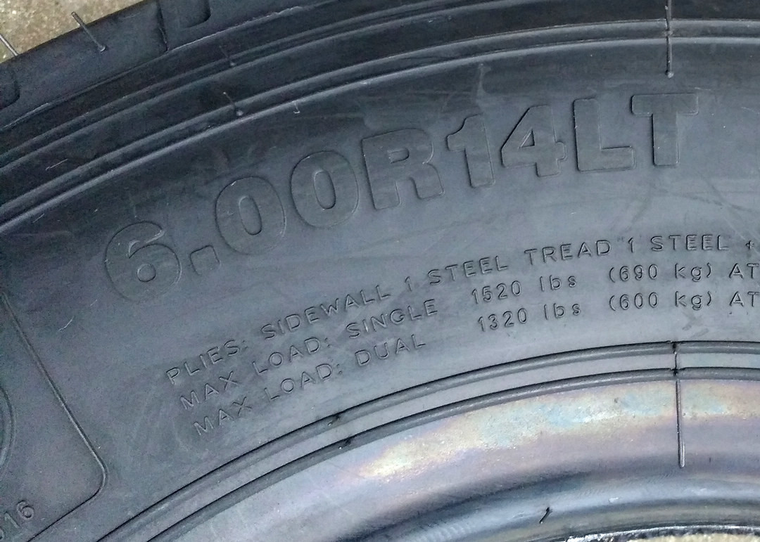 14 Inch Diameter Light Truck Tires 4 Circumferential Zigzag Grooves Design 6.00R14LT