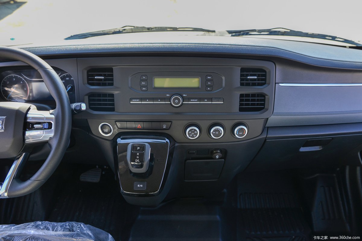 Leather Seats 2023 JMC Fushun Cargo Van 3-17 Seat Passenger Car Diesel 8-speed Automatic 2.0T 146hp No Stability Control
