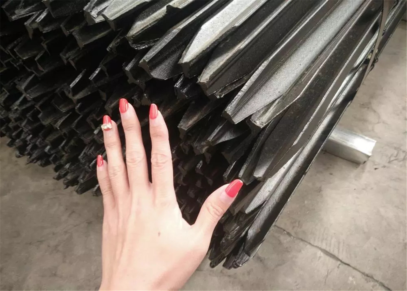 2.1m Black Bitumen Painted Star Picket/ Y Shaped Steel Post for 2.1mx2.4m temporary fencing