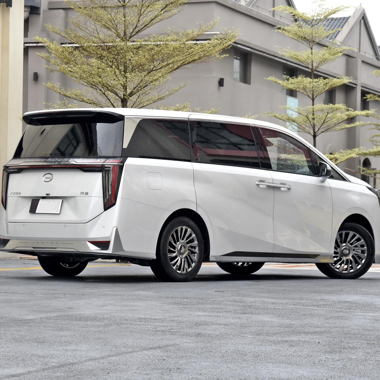 Car Entertainment System Equipped Trumpchi M8 6 7 Seats Gasoline Petrol Hybrid Mpv Car 2.0T Displacement