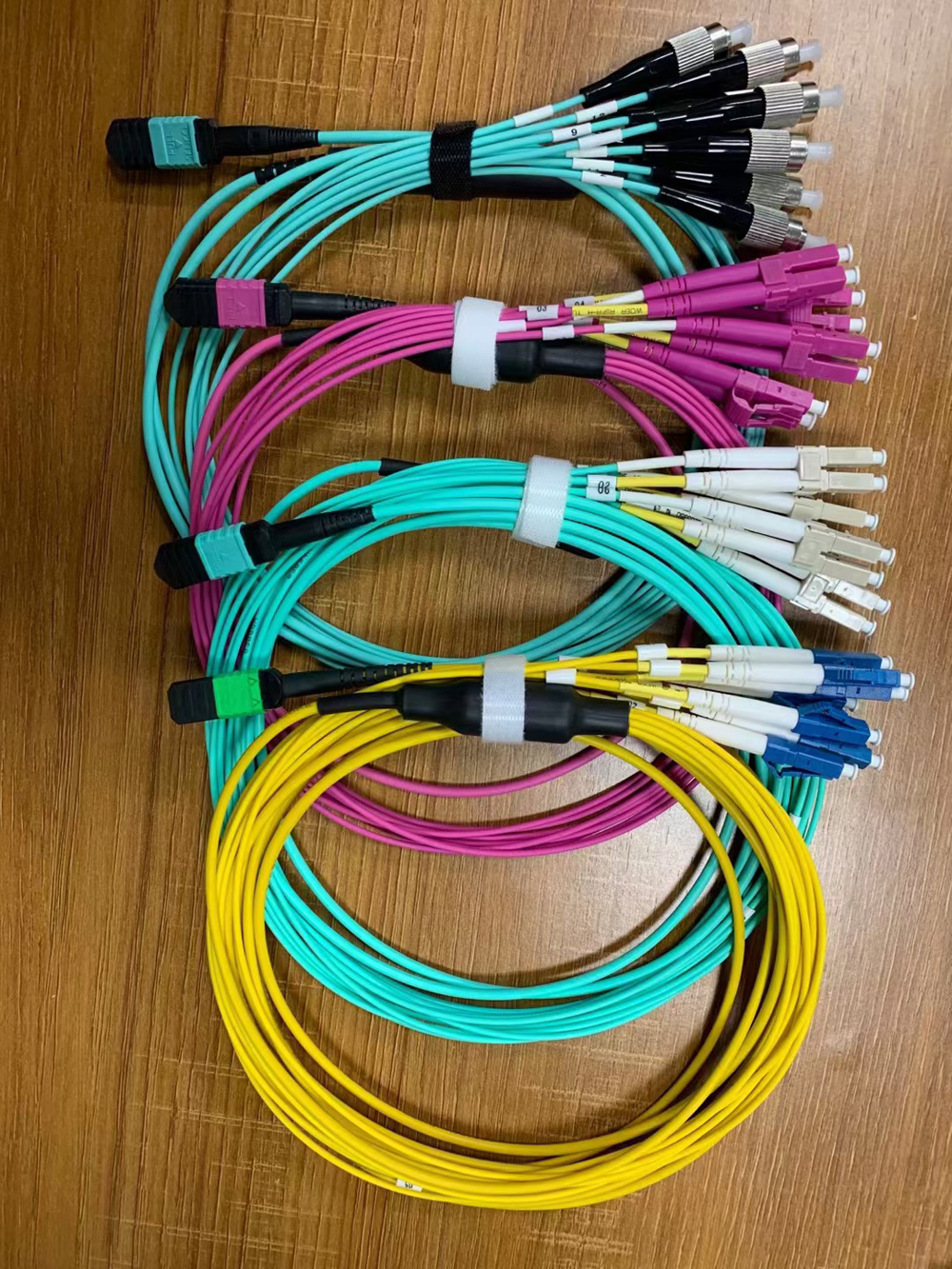 8 Fiber OM4 MPO to LC Patch Cord MPO to LC Fiber Optic Breakout Cable