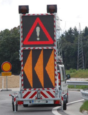 Outdoor EN12966 VMS Trailer Signs Solar Powered Traffic LED Screen