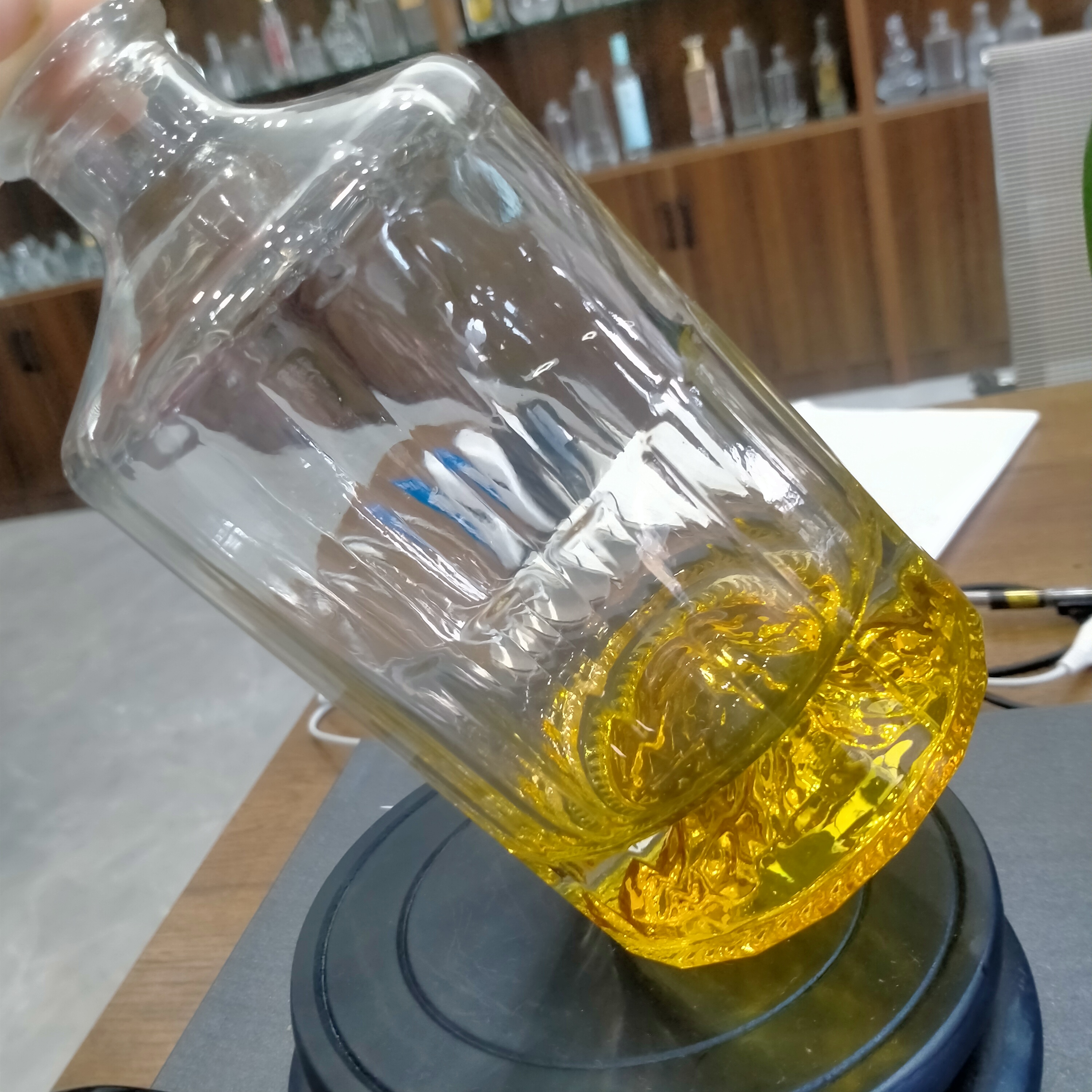 Gradient Yellow 750ml Round Glass Bottle For Whiskey Gin Tequila Lock Cap