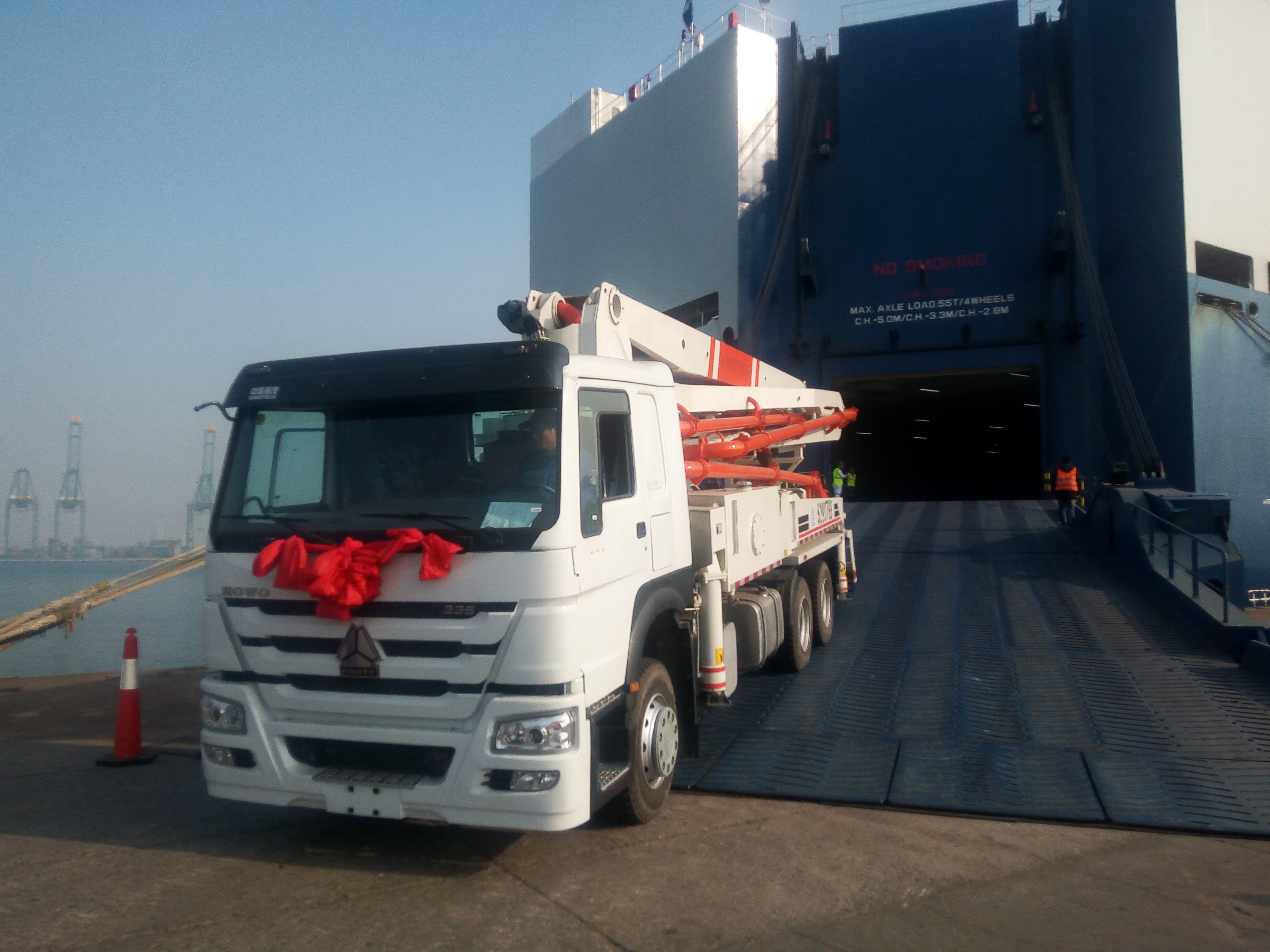 White Concrete Mixing Equipment Sinotruk 6M3 Mixer Tank Truck 6x4 White Color With Italy Pto