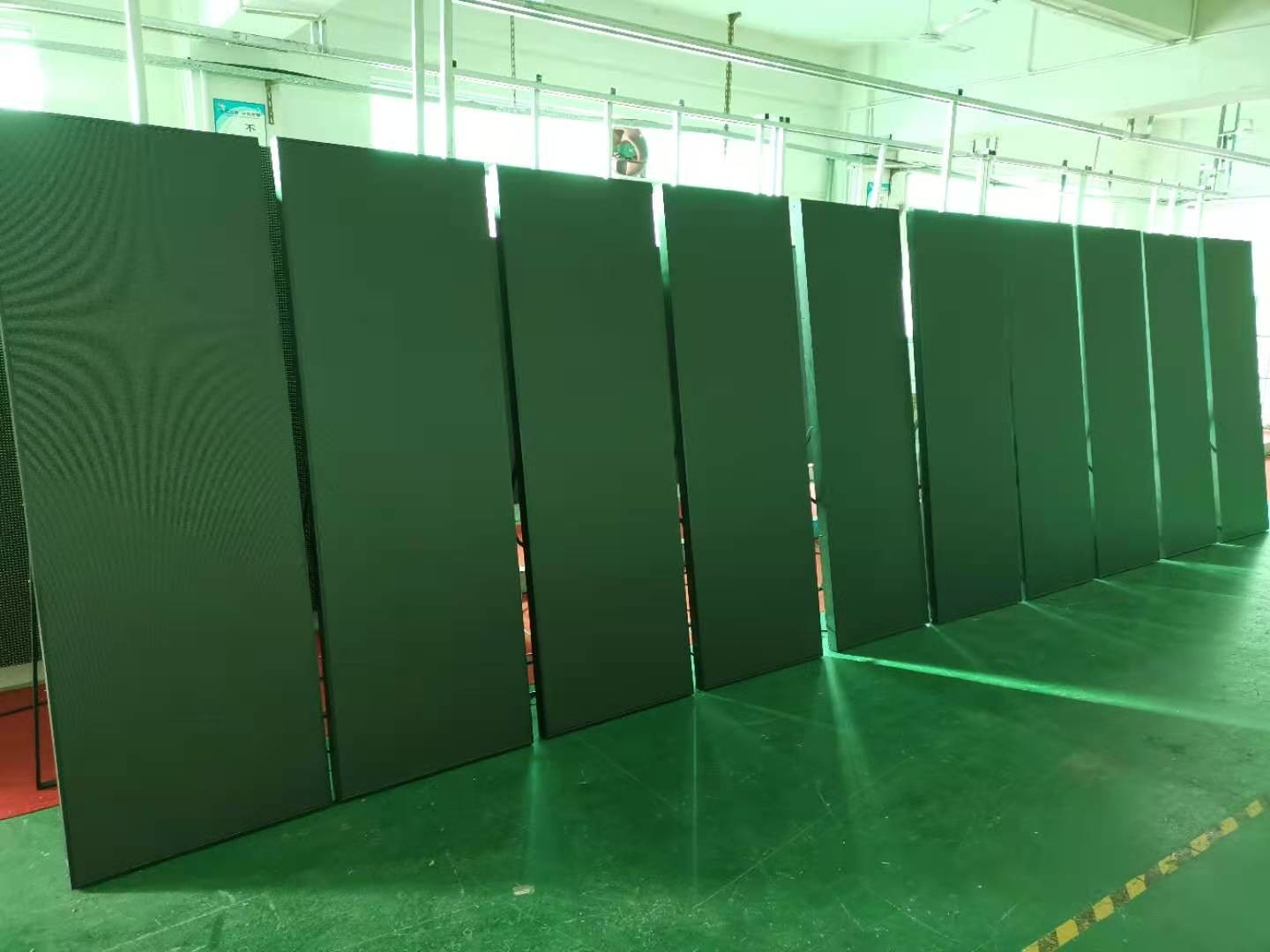 Smd2121 P2.5 1000nits LED Poster Display Aluminum 640*1920mm