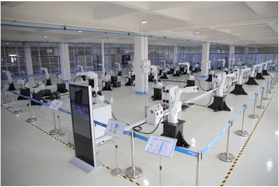 High Precision 6 Axis Industrial Robot Steel Material Easy Application