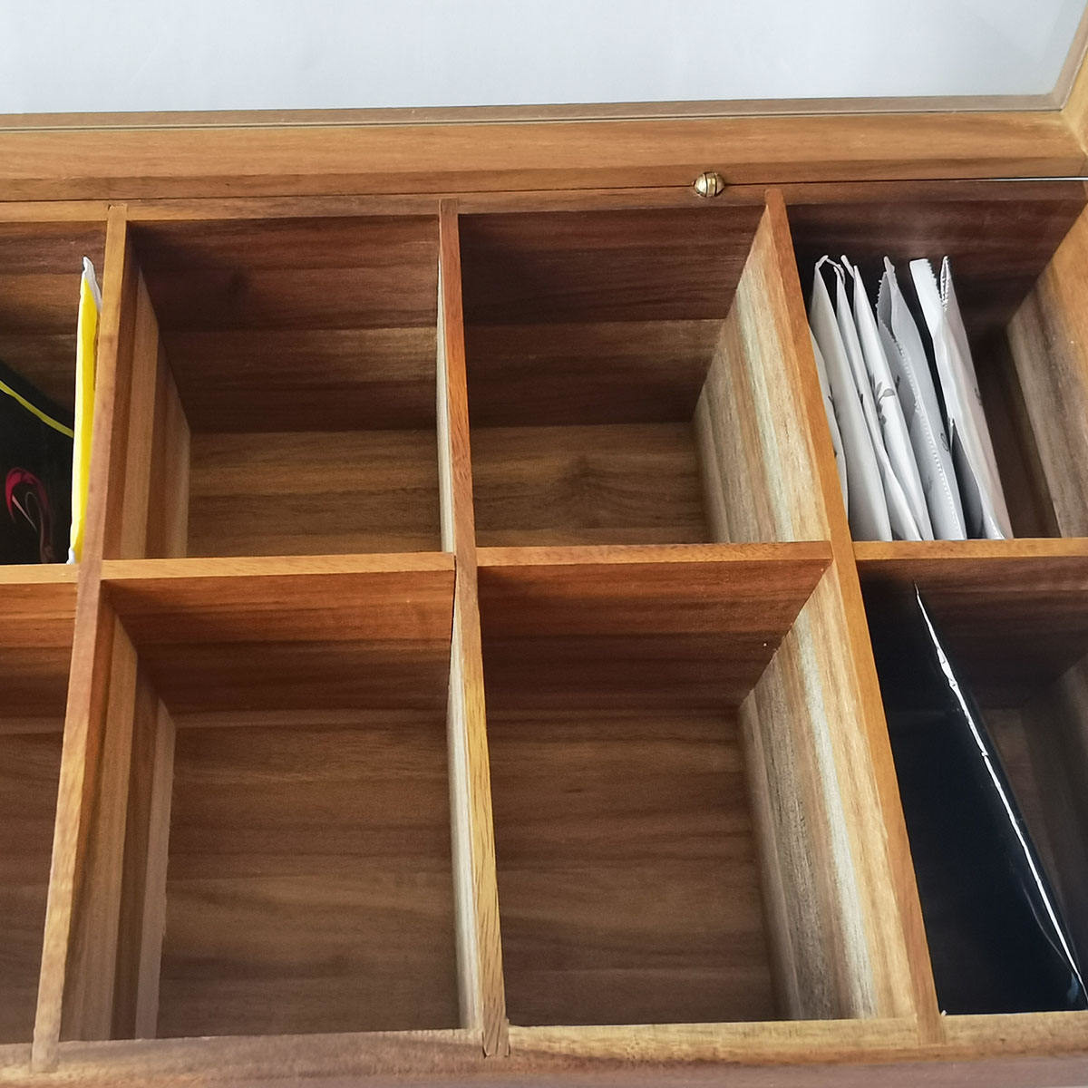 Adjustable Flat Chest 12 Compartments Wooden Tea Bag Storage Box Glass Top