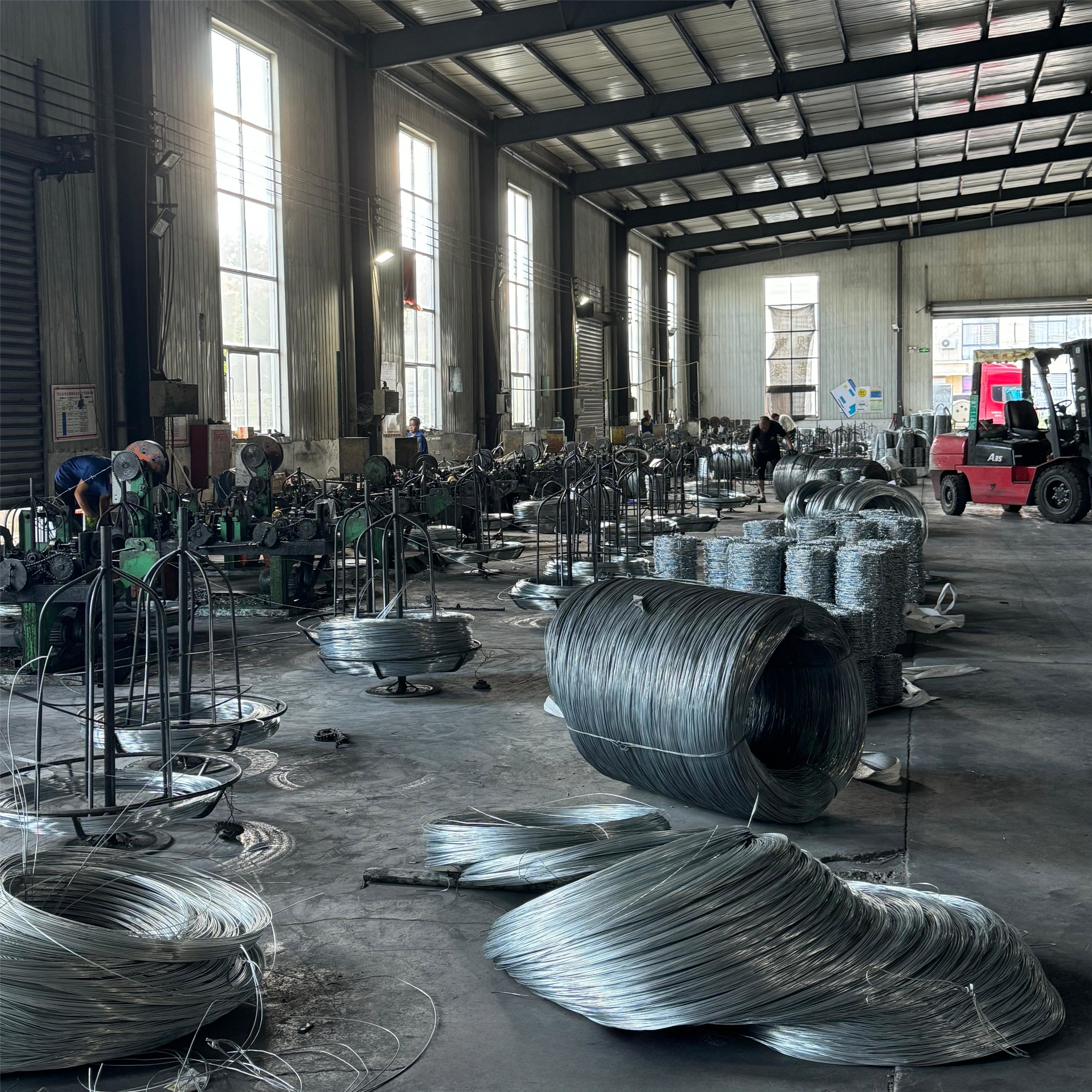 Spiral Barbed Wire Defensive Galvanized Barbed Wire Installation Security Fence