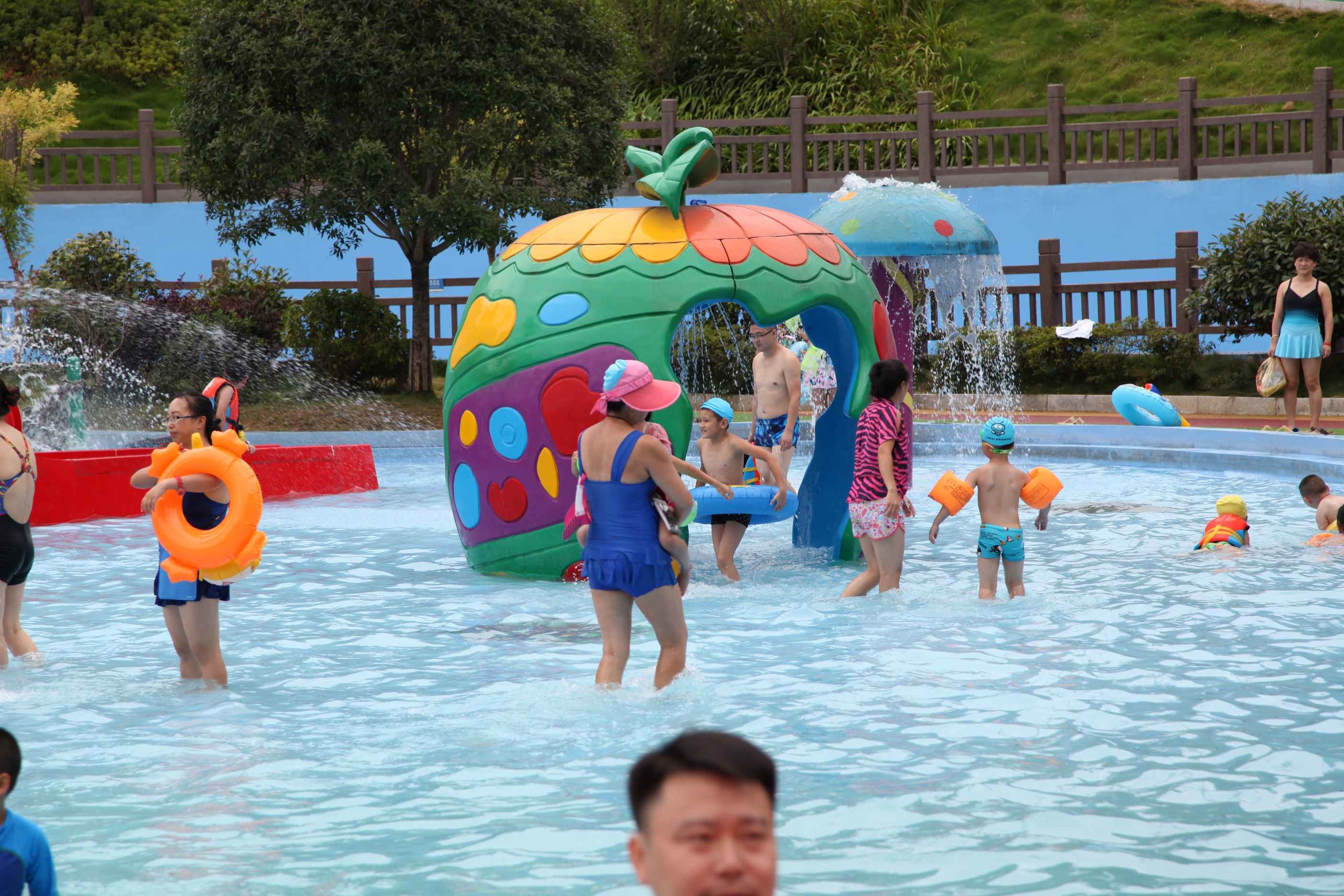 Large Fiberglass and PVC Spray Park Equipment For 3 ~ 5 persons