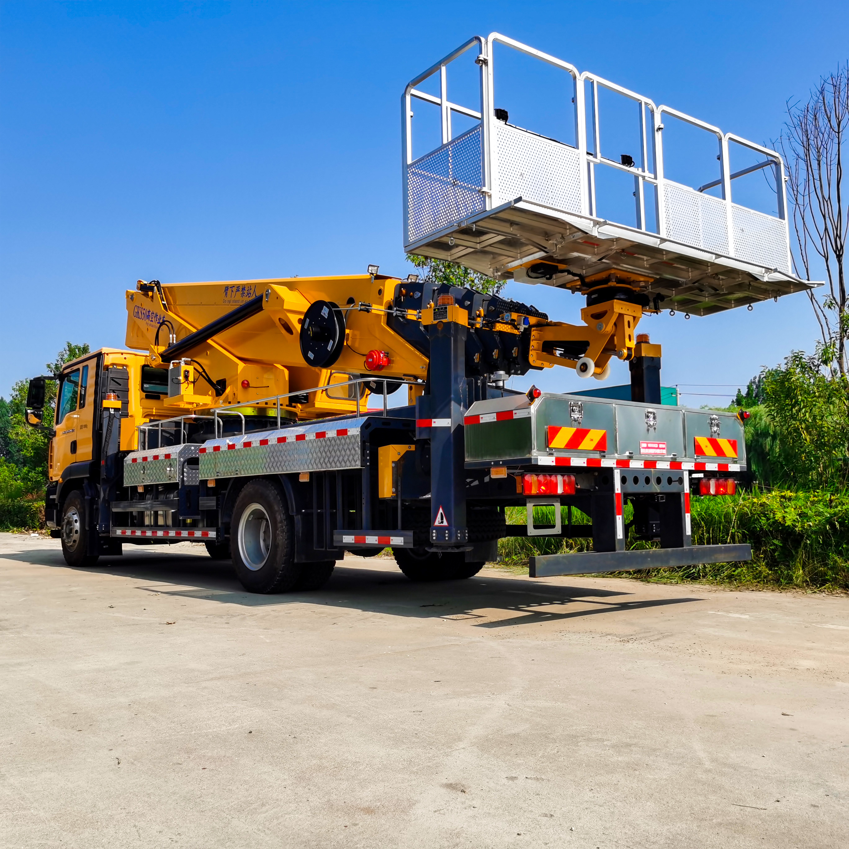 SINOTRUK new 50m Aerial Working Platform Truck high-altitude working lift truck for sale