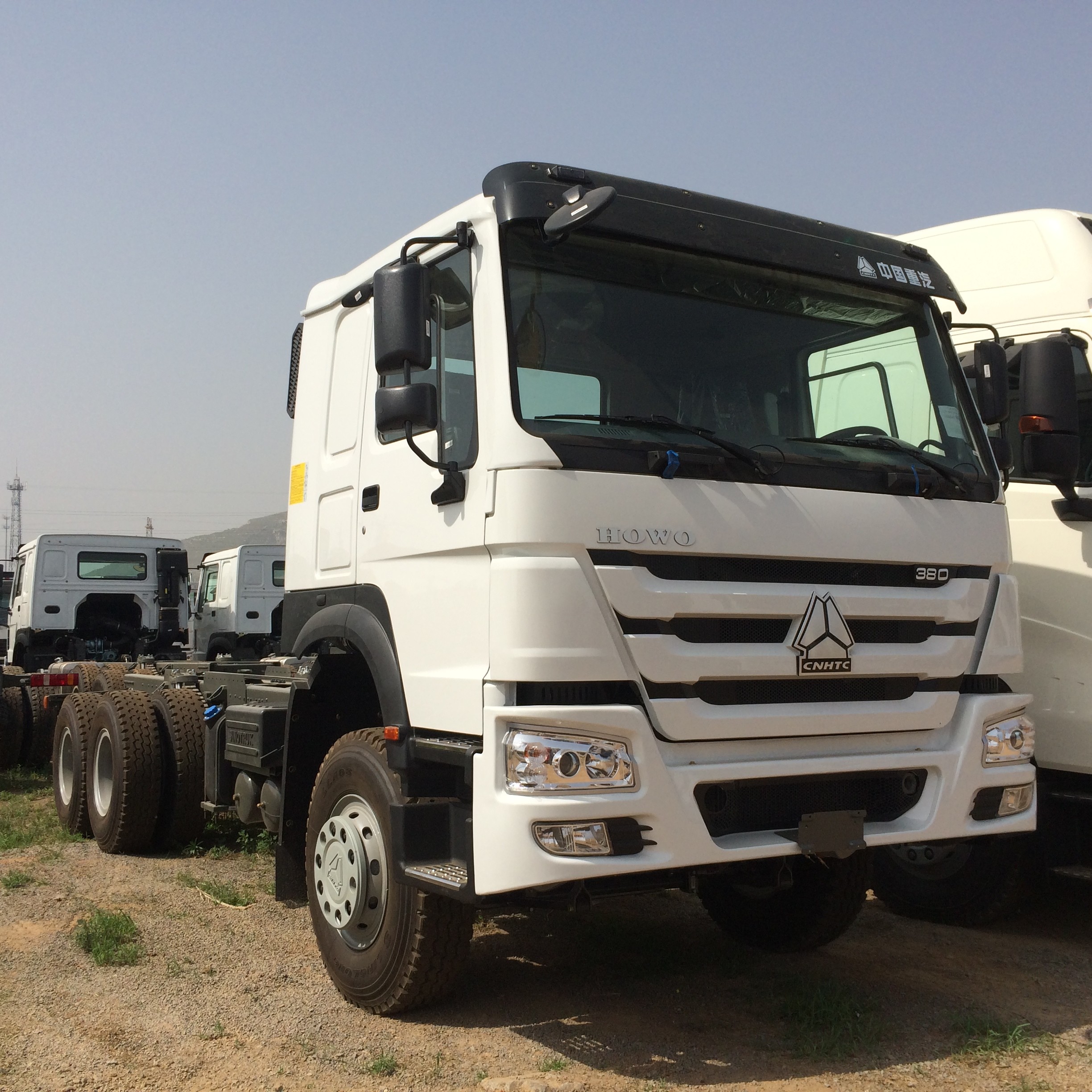 Chassis 4300mm Wheelbase 371hp LHD Heavy Cargo Truck