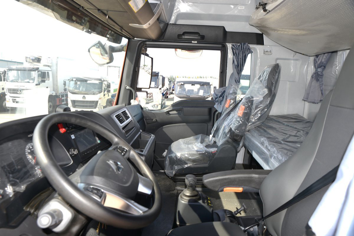 Sinotruk ZZ5326 Refrigerated Truck Displacement 13020ml White Three-Door Freight Refrigerated Truck