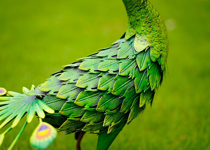 Green Metal Peacock Lawn Ornament Modern Animal Garden Decoration